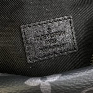 Replica Louis Vuitton Bumbag Discovery Black 8 Replica Louis Vuitton Bumbag Discovery Black - near-authentic luxury replica handbag