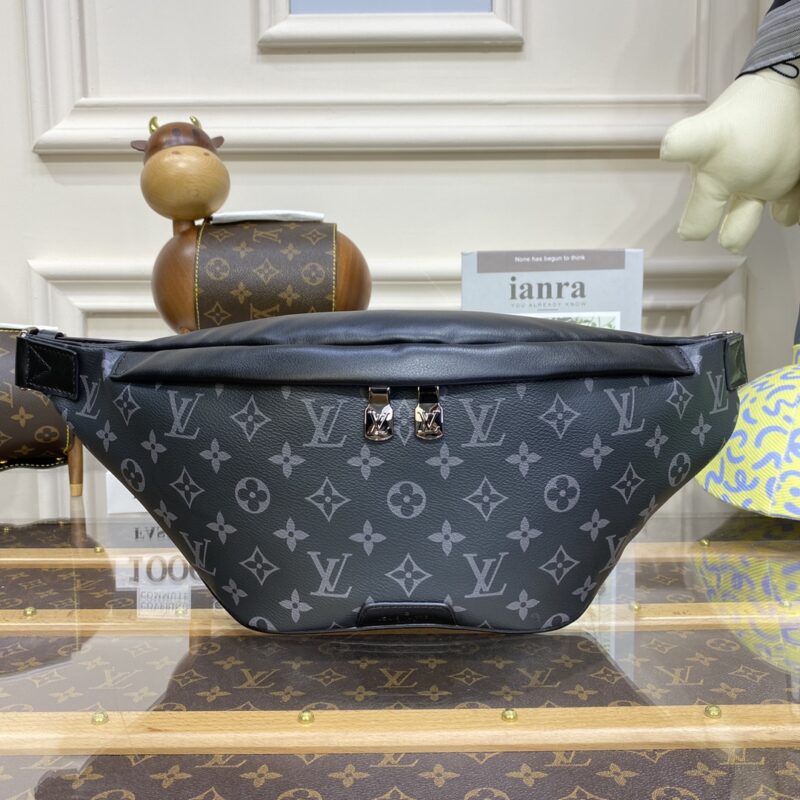 Replica Louis Vuitton Bumbag Discovery Black 1 Replica Louis Vuitton Bumbag Discovery Black - realistic designer-inspired fake bag