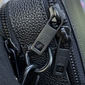 Replica Louis Vuitton Alpha Messenger Black - near-authentic luxury replica handbag